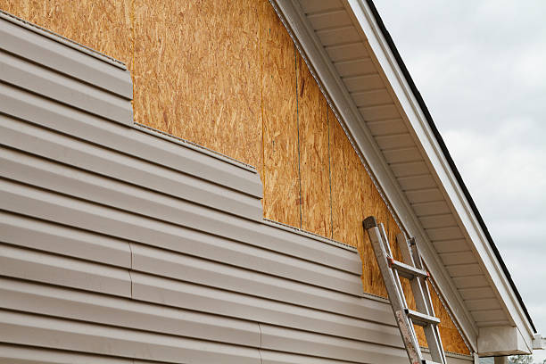 Professional Vinyl Siding technician working in Lottsburg, VA